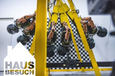 Hausbesuch bei Leatt: Wenn der Crashtest-Dummy durchs Labor rauscht